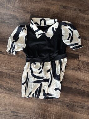 Black & White Patterned Puff-Sleeve Women's Top